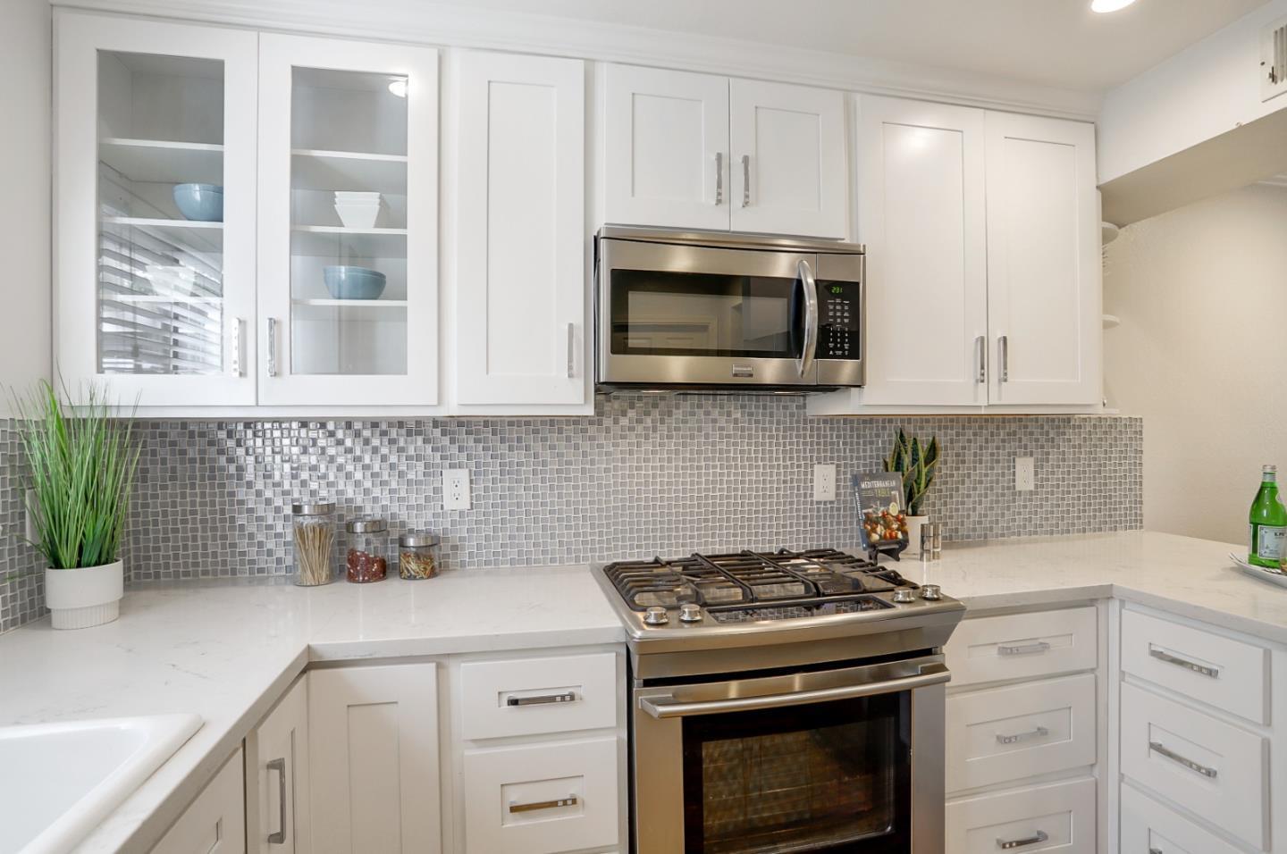 Detail Gallery Image 8 of 28 For 545 Cassatt Way, San Jose,  CA 95125 - 3 Beds | 2/1 Baths