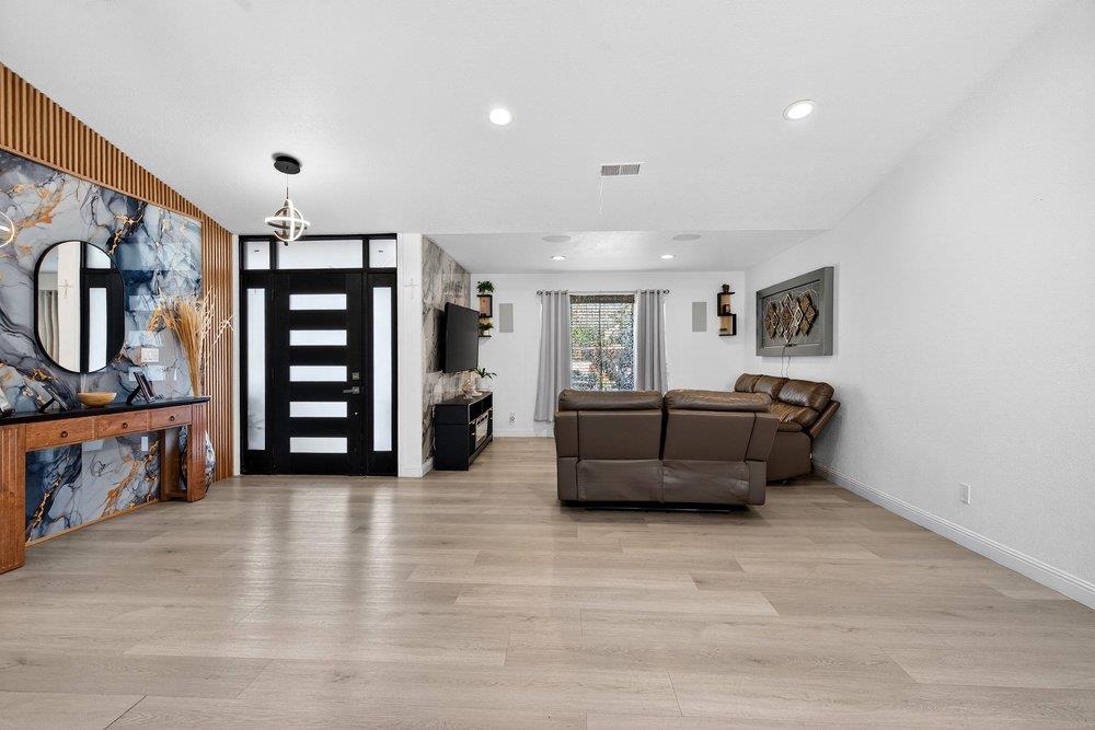 Detail Gallery Image 5 of 52 For 500 Ronan Ave, Gilroy,  CA 95020 - 5 Beds | 3 Baths