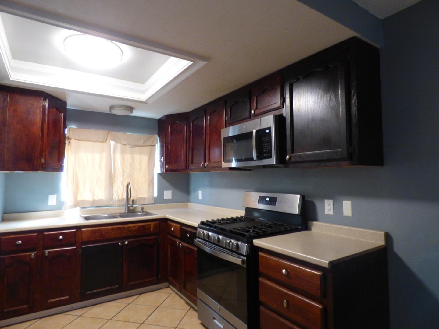 Detail Gallery Image 3 of 18 For 5850 E Ramona Ave, Fresno,  CA 93727 - 4 Beds | 2 Baths