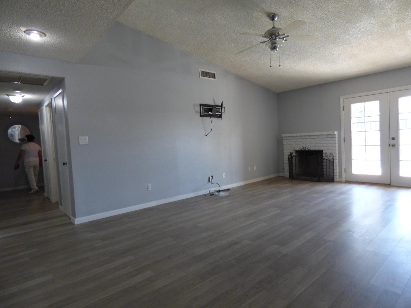 Detail Gallery Image 9 of 18 For 5850 E Ramona Ave, Fresno,  CA 93727 - 4 Beds | 2 Baths