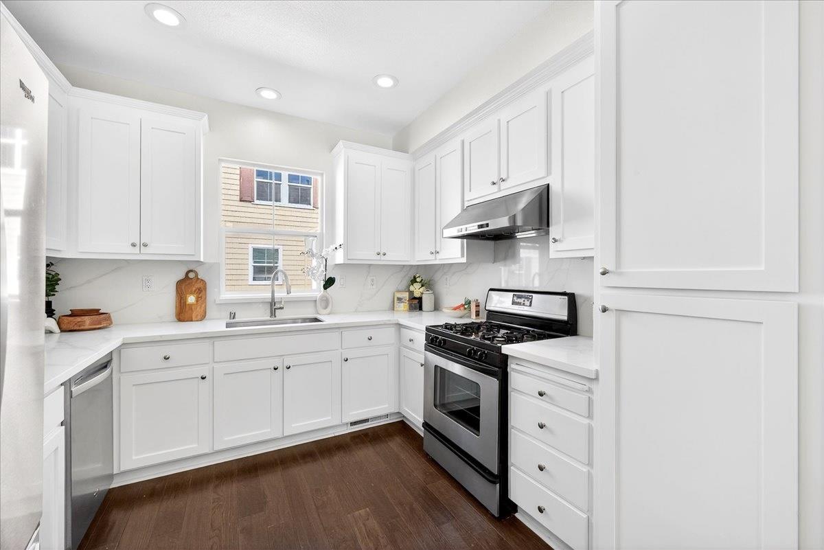 Detail Gallery Image 7 of 34 For 679 Pinnacles Ter, Sunnyvale,  CA 94085 - 3 Beds | 3 Baths