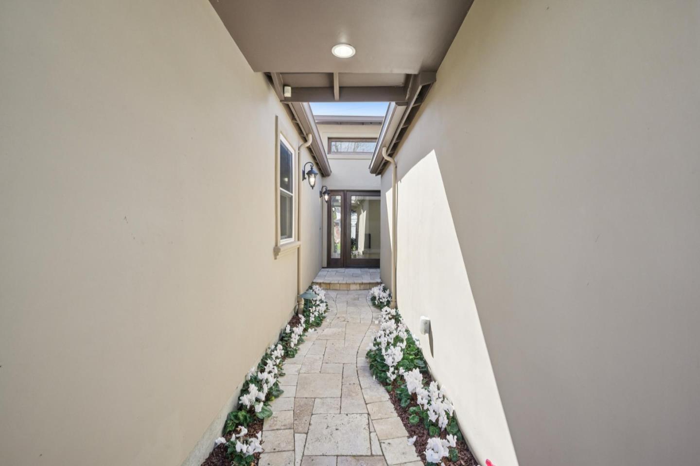 Detail Gallery Image 5 of 57 For 646 Oneida Dr, Sunnyvale,  CA 94087 - 4 Beds | 3 Baths