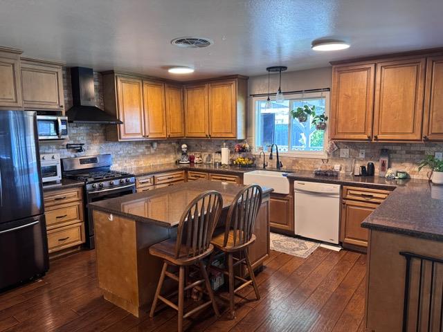 Detail Gallery Image 2 of 12 For 710 Campus Ave, Salinas,  CA 93901 - 4 Beds | 2 Baths