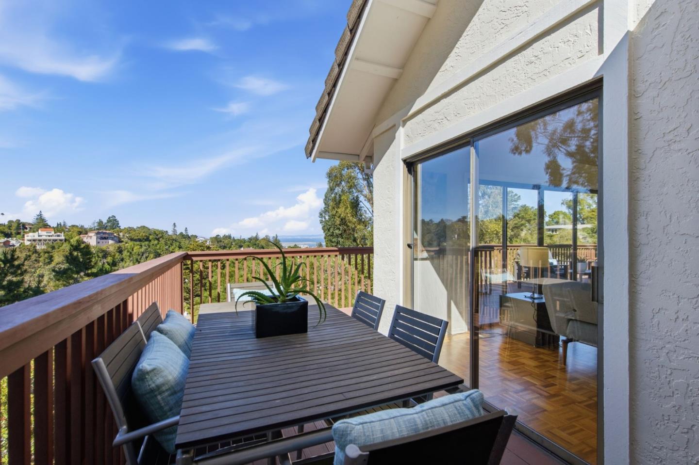 Detail Gallery Image 23 of 87 For 2734 Summit Dr, Burlingame,  CA 94010 - 3 Beds | 3 Baths