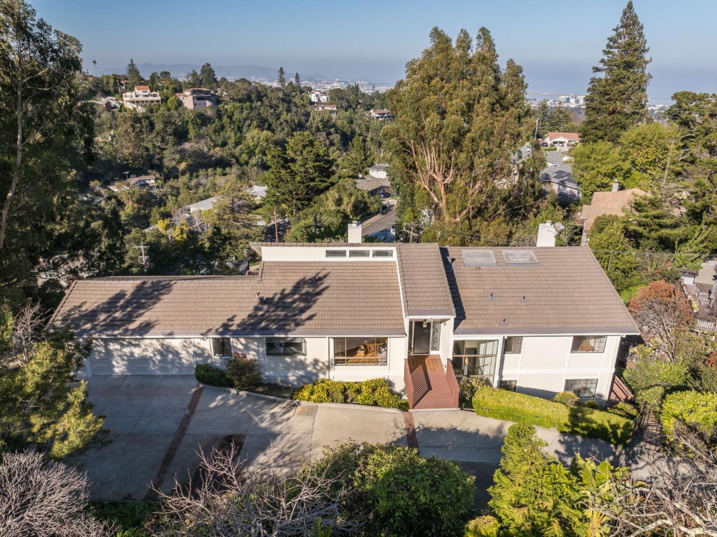 Detail Gallery Image 4 of 87 For 2734 Summit Dr, Burlingame,  CA 94010 - 3 Beds | 3 Baths