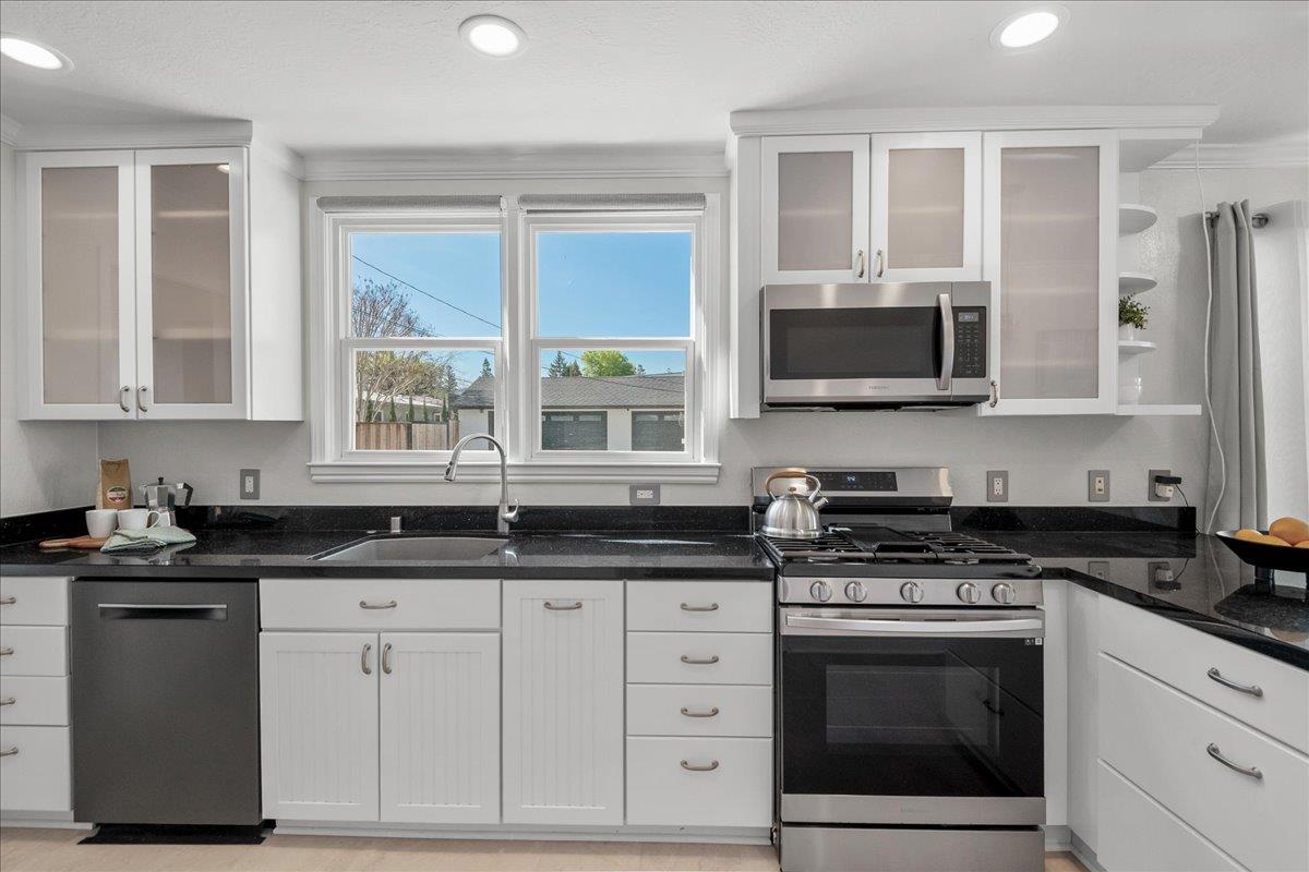 Detail Gallery Image 13 of 27 For 1105 Oak Ave, Redwood City,  CA 94061 - 2 Beds | 1 Baths