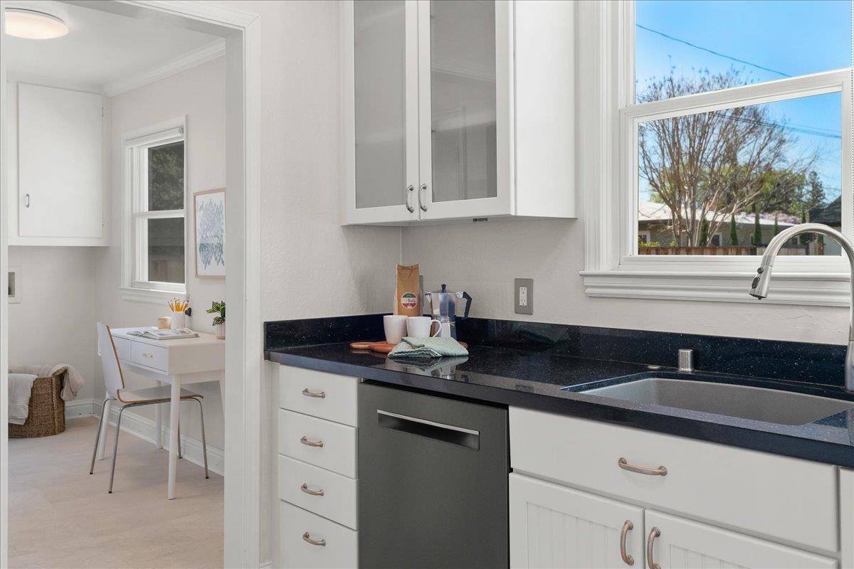 Detail Gallery Image 14 of 27 For 1105 Oak Ave, Redwood City,  CA 94061 - 2 Beds | 1 Baths