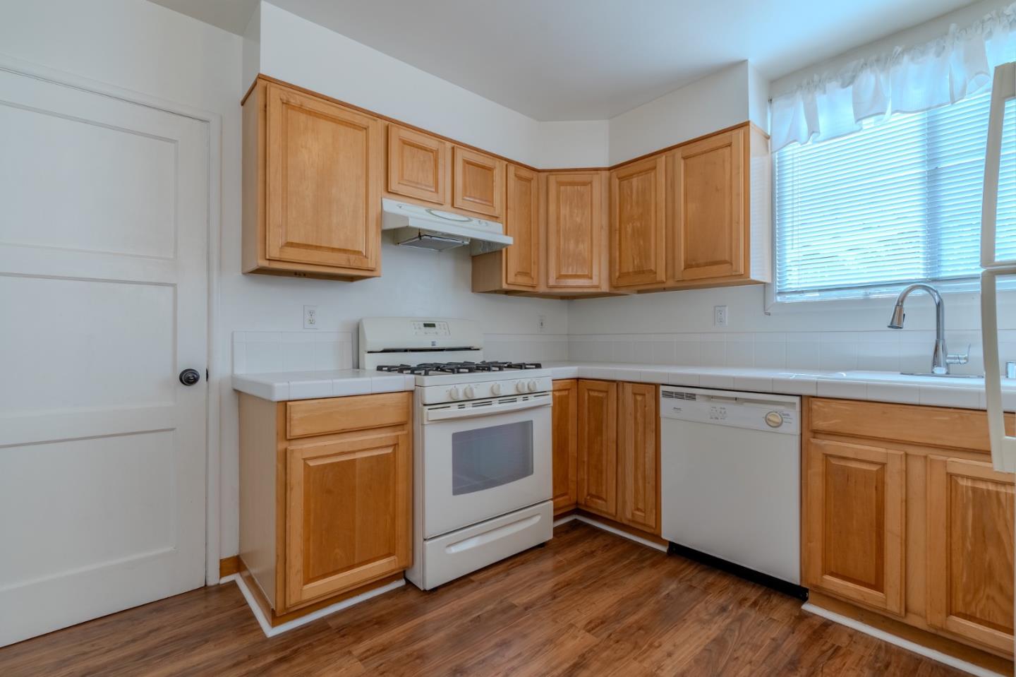 Detail Gallery Image 7 of 13 For 35 Fairlawn Ave, Daly City,  CA 94015 - 2 Beds | 1 Baths