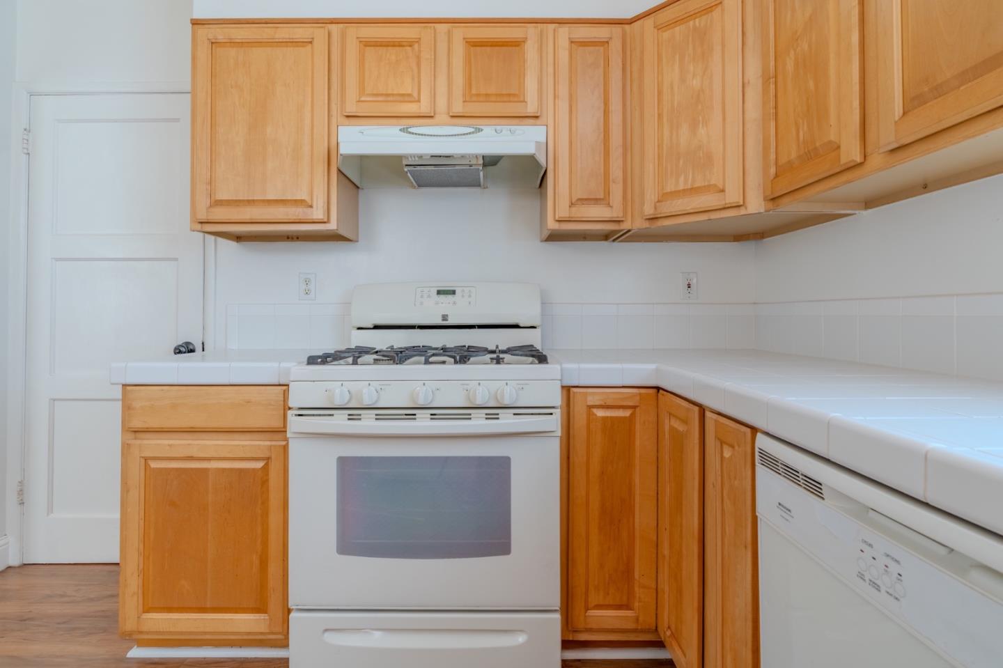 Detail Gallery Image 8 of 13 For 35 Fairlawn Ave, Daly City,  CA 94015 - 2 Beds | 1 Baths