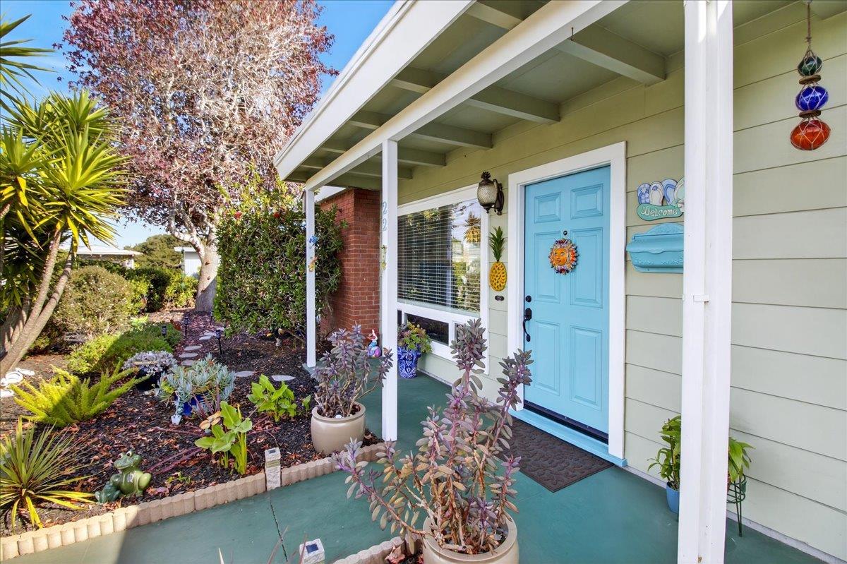 Detail Gallery Image 3 of 44 For 22 Melway Cir, Monterey,  CA 93940 - 3 Beds | 1/1 Baths