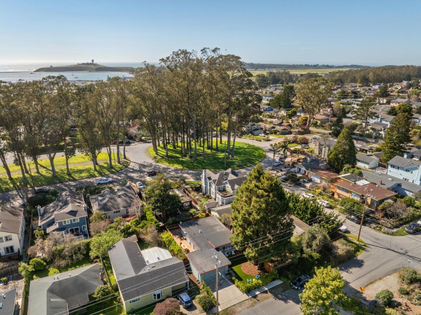 Detail Gallery Image 34 of 36 For 355 San Carlos Ave, El Granada,  CA 94018 - 3 Beds | 2 Baths