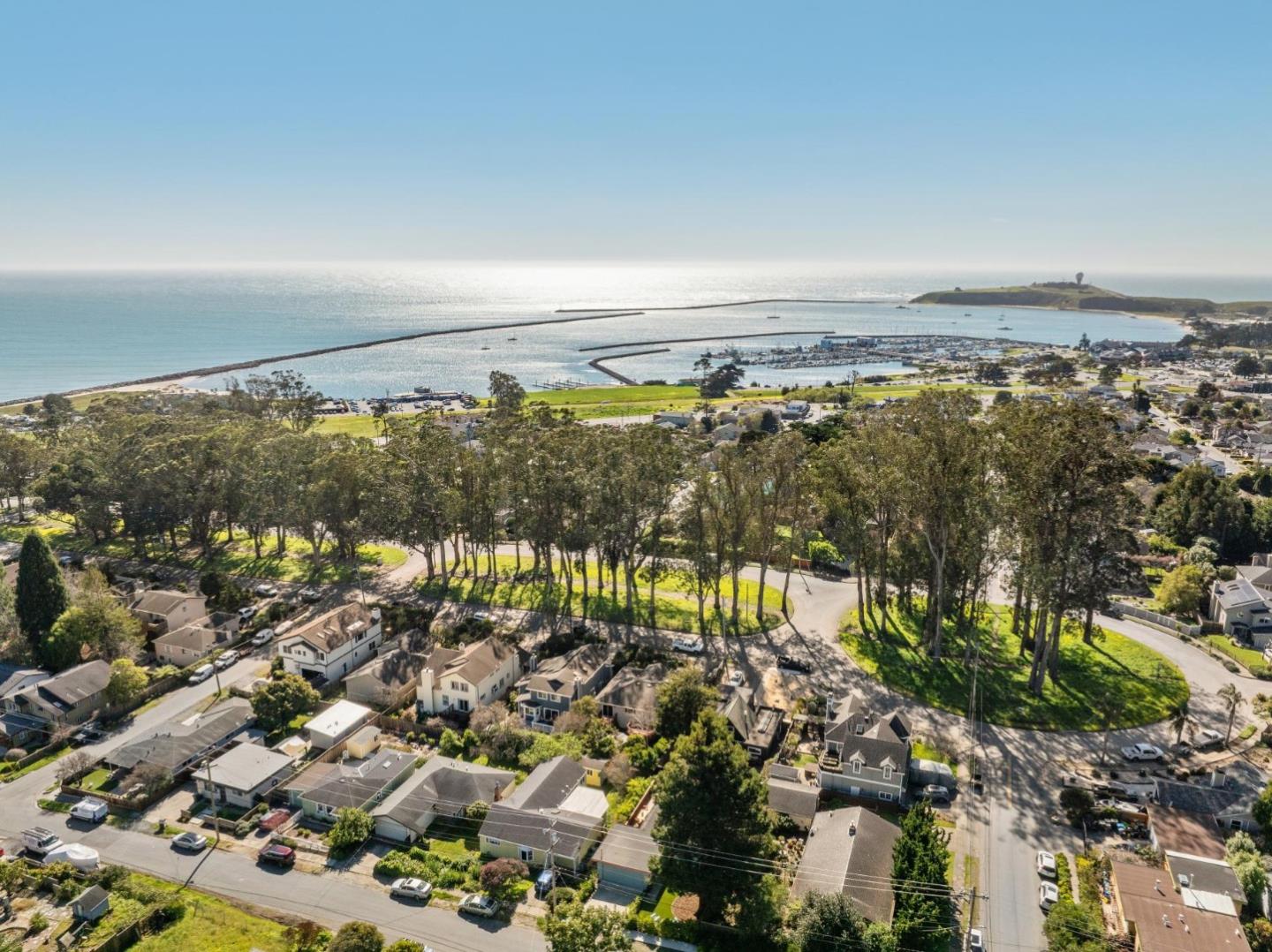 Detail Gallery Image 7 of 36 For 355 San Carlos Ave, El Granada,  CA 94018 - 3 Beds | 2 Baths