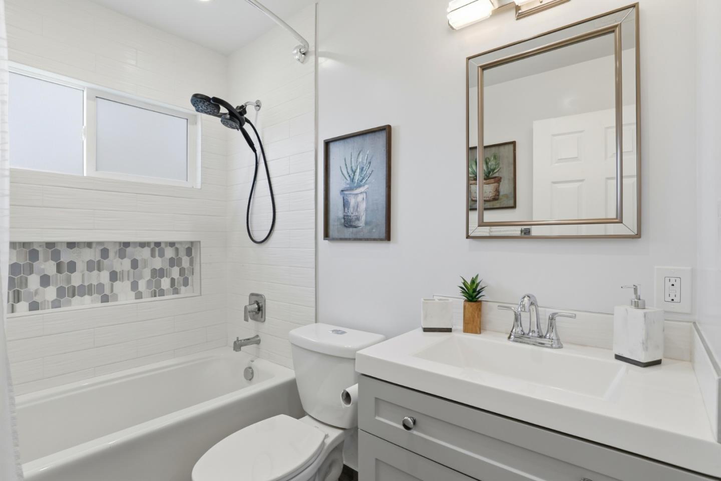 Detail Gallery Image 14 of 22 For 1392 Mantelli Dr, Gilroy,  CA 95020 - 4 Beds | 2 Baths