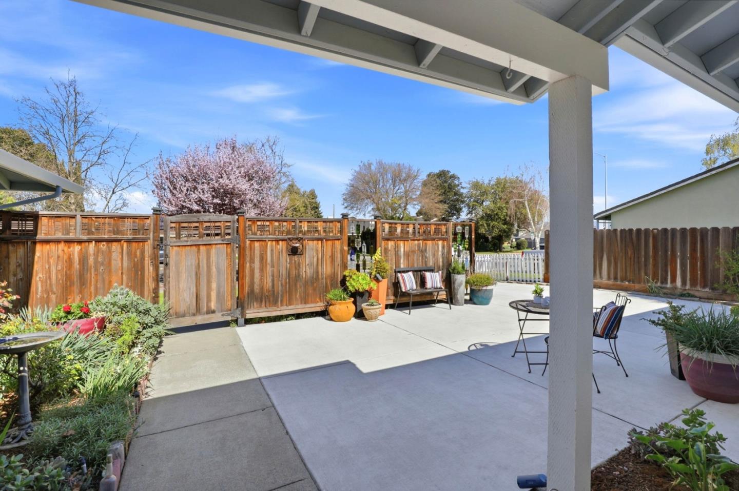 Detail Gallery Image 3 of 22 For 1392 Mantelli Dr, Gilroy,  CA 95020 - 4 Beds | 2 Baths