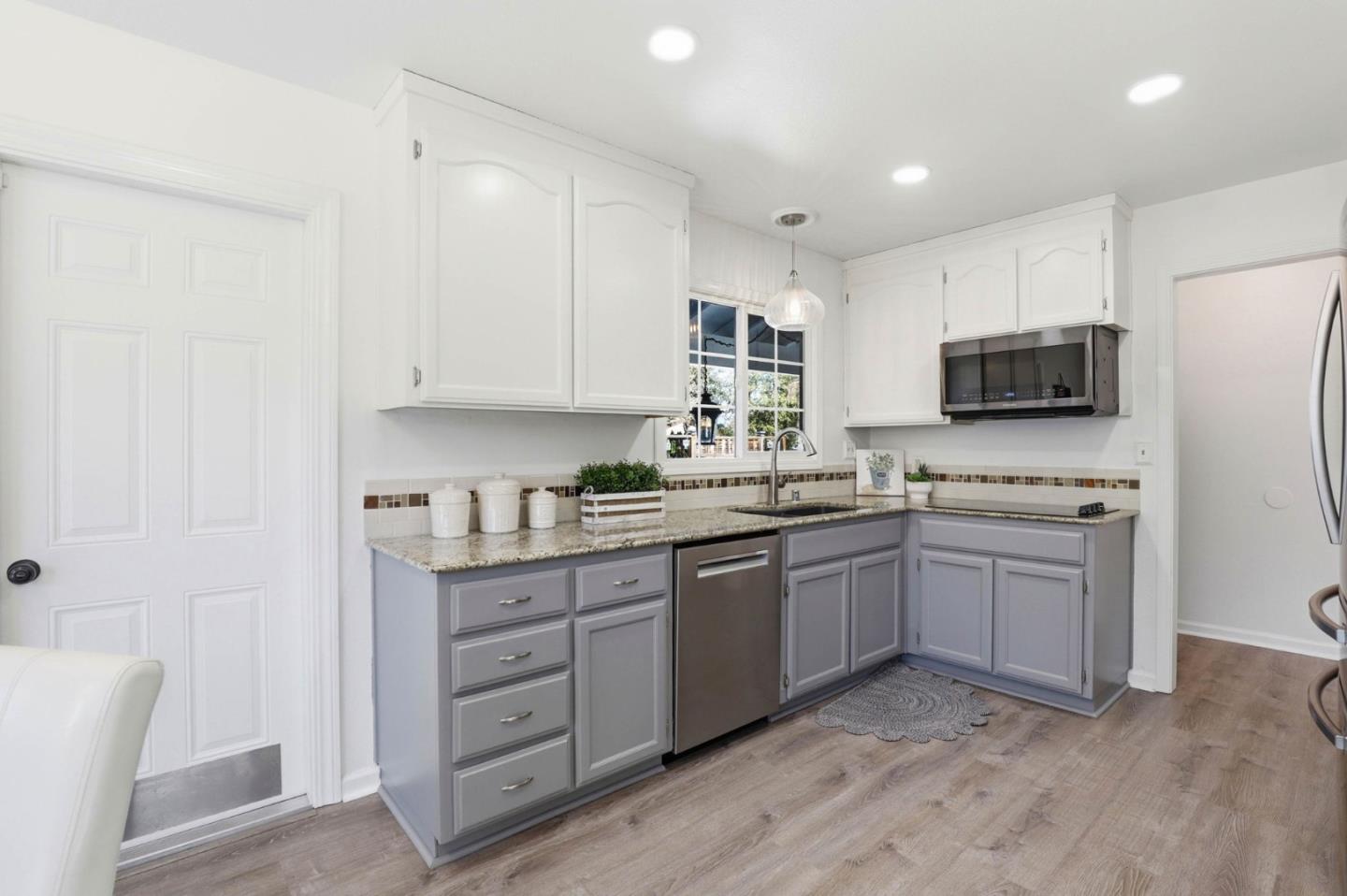 Detail Gallery Image 7 of 22 For 1392 Mantelli Dr, Gilroy,  CA 95020 - 4 Beds | 2 Baths