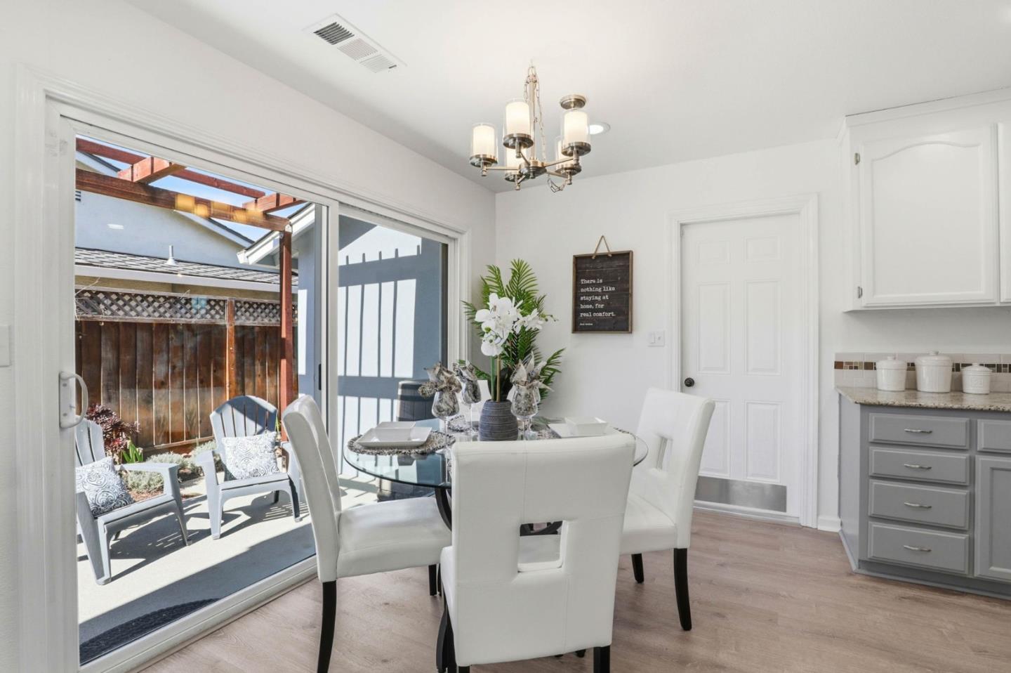 Detail Gallery Image 8 of 22 For 1392 Mantelli Dr, Gilroy,  CA 95020 - 4 Beds | 2 Baths