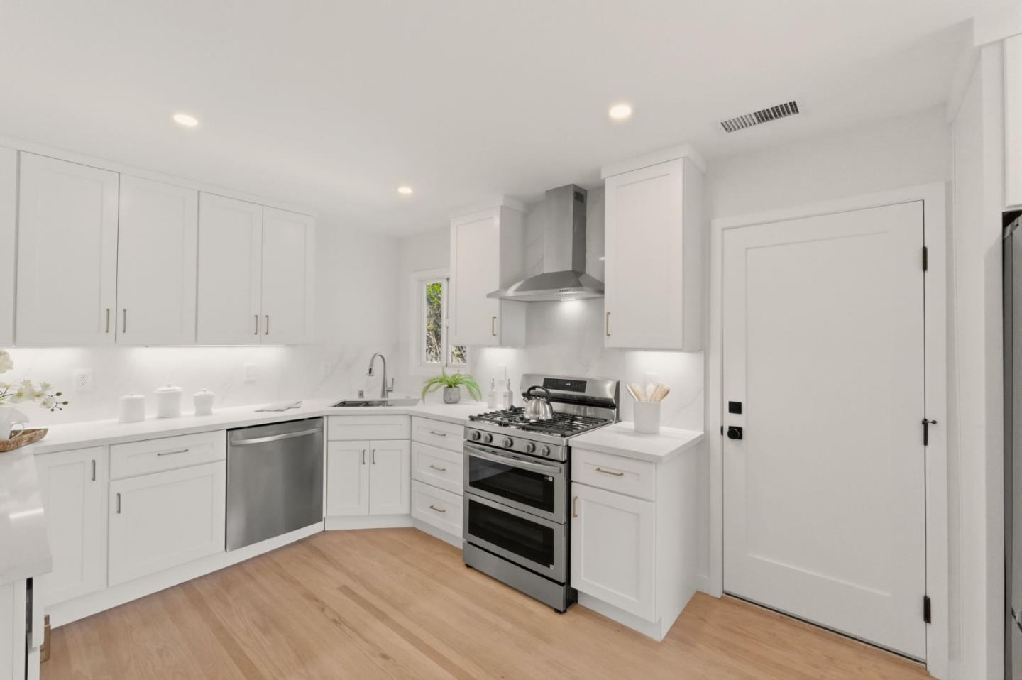 Detail Gallery Image 10 of 50 For 774 Ridge Rd, Santa Clara,  CA 95051 - 3 Beds | 2 Baths