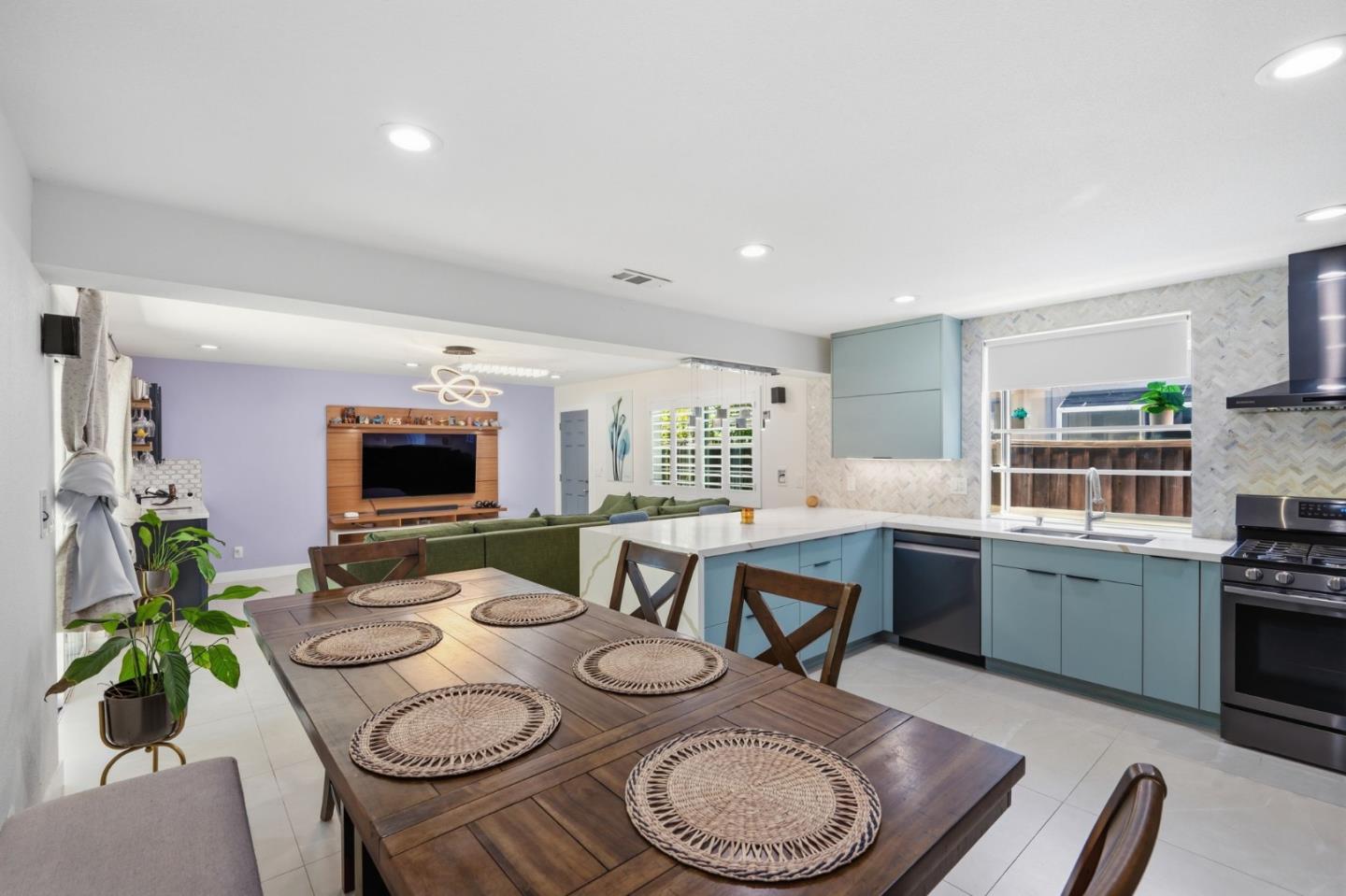 Detail Gallery Image 11 of 47 For 582 Oldbrook Ct, San Jose,  CA 95111 - 4 Beds | 2 Baths