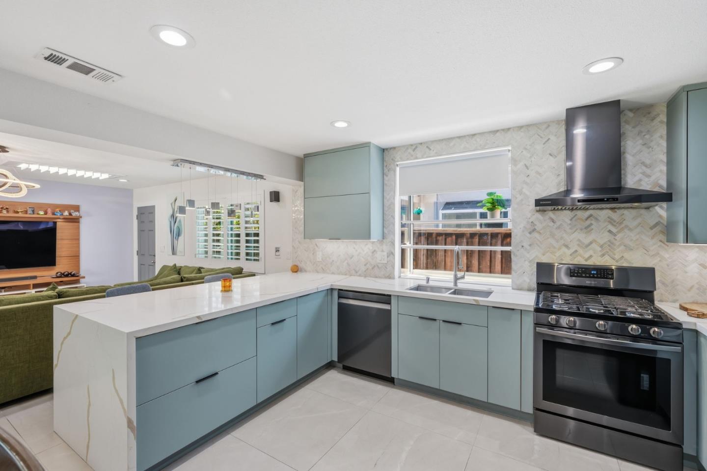 Detail Gallery Image 14 of 47 For 582 Oldbrook Ct, San Jose,  CA 95111 - 4 Beds | 2 Baths