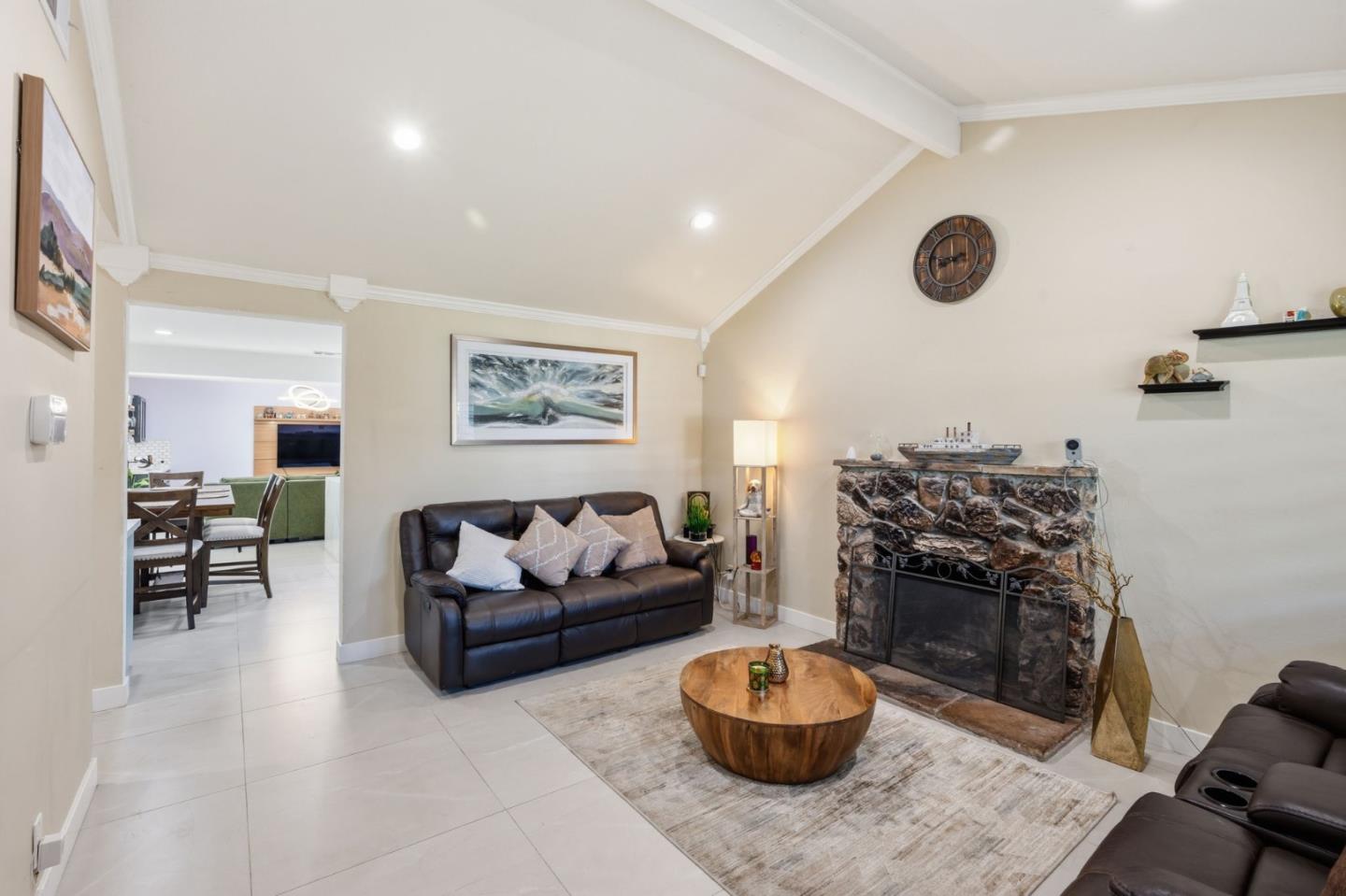 Detail Gallery Image 5 of 47 For 582 Oldbrook Ct, San Jose,  CA 95111 - 4 Beds | 2 Baths