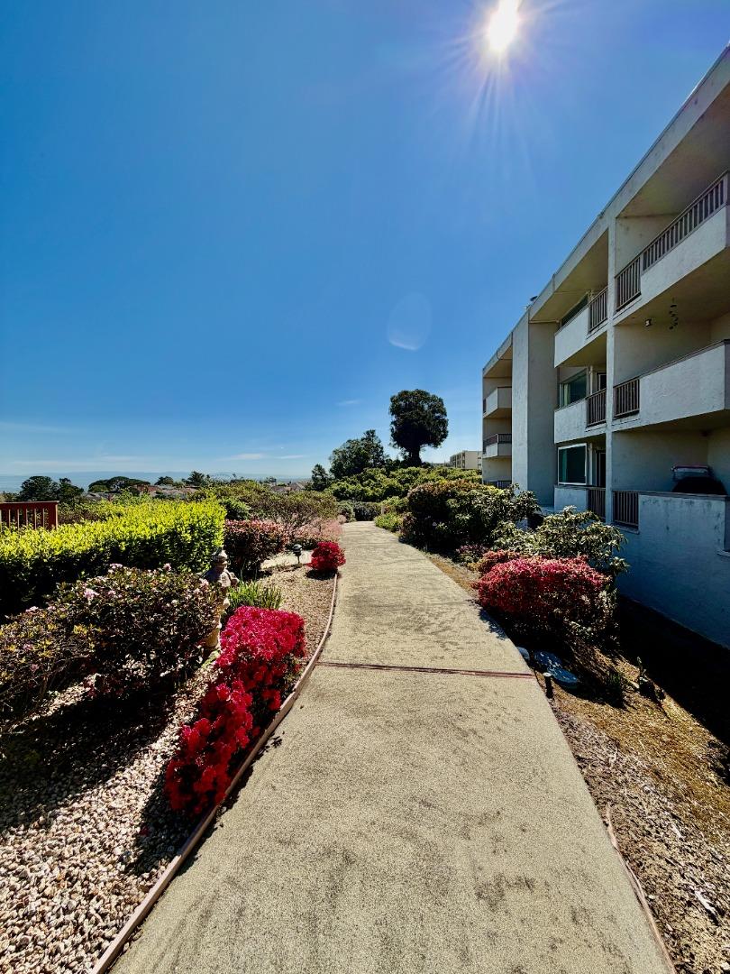 Detail Gallery Image 38 of 43 For 320 Vallejo Dr #30,  Millbrae,  CA 94030 - 3 Beds | 2 Baths
