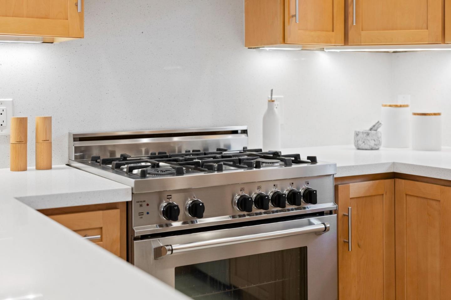 Detail Gallery Image 10 of 34 For 2044 Saint Francis Way, San Carlos,  CA 94070 - 3 Beds | 2 Baths