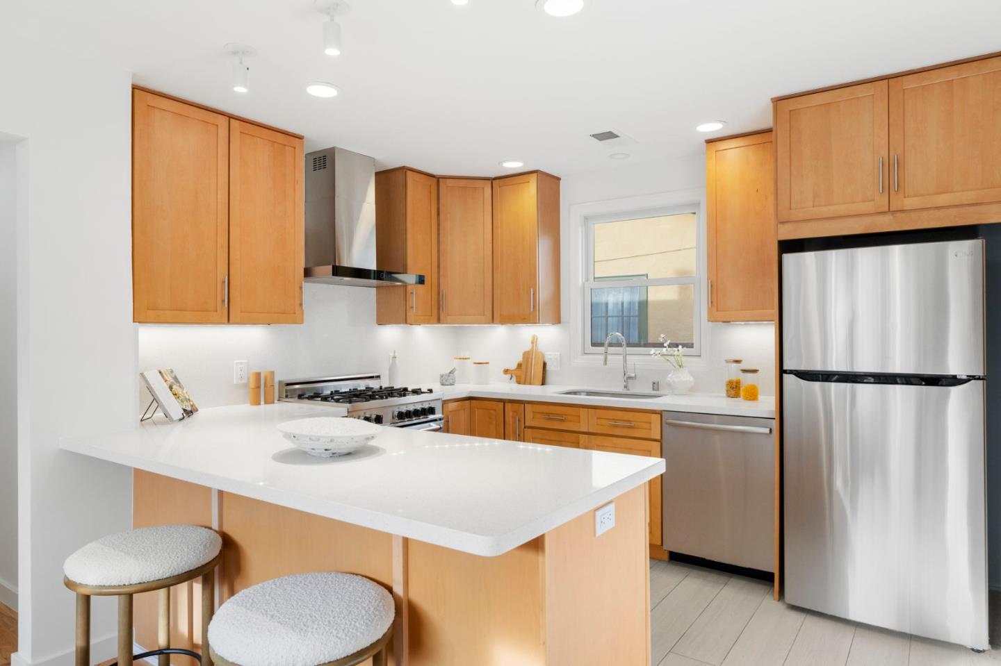 Detail Gallery Image 9 of 34 For 2044 Saint Francis Way, San Carlos,  CA 94070 - 3 Beds | 2 Baths