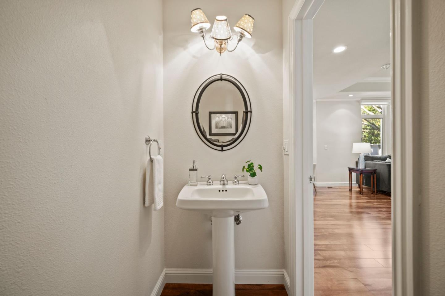 Detail Gallery Image 14 of 39 For 760 Partridge Ave, Menlo Park,  CA 94025 - 3 Beds | 2/1 Baths