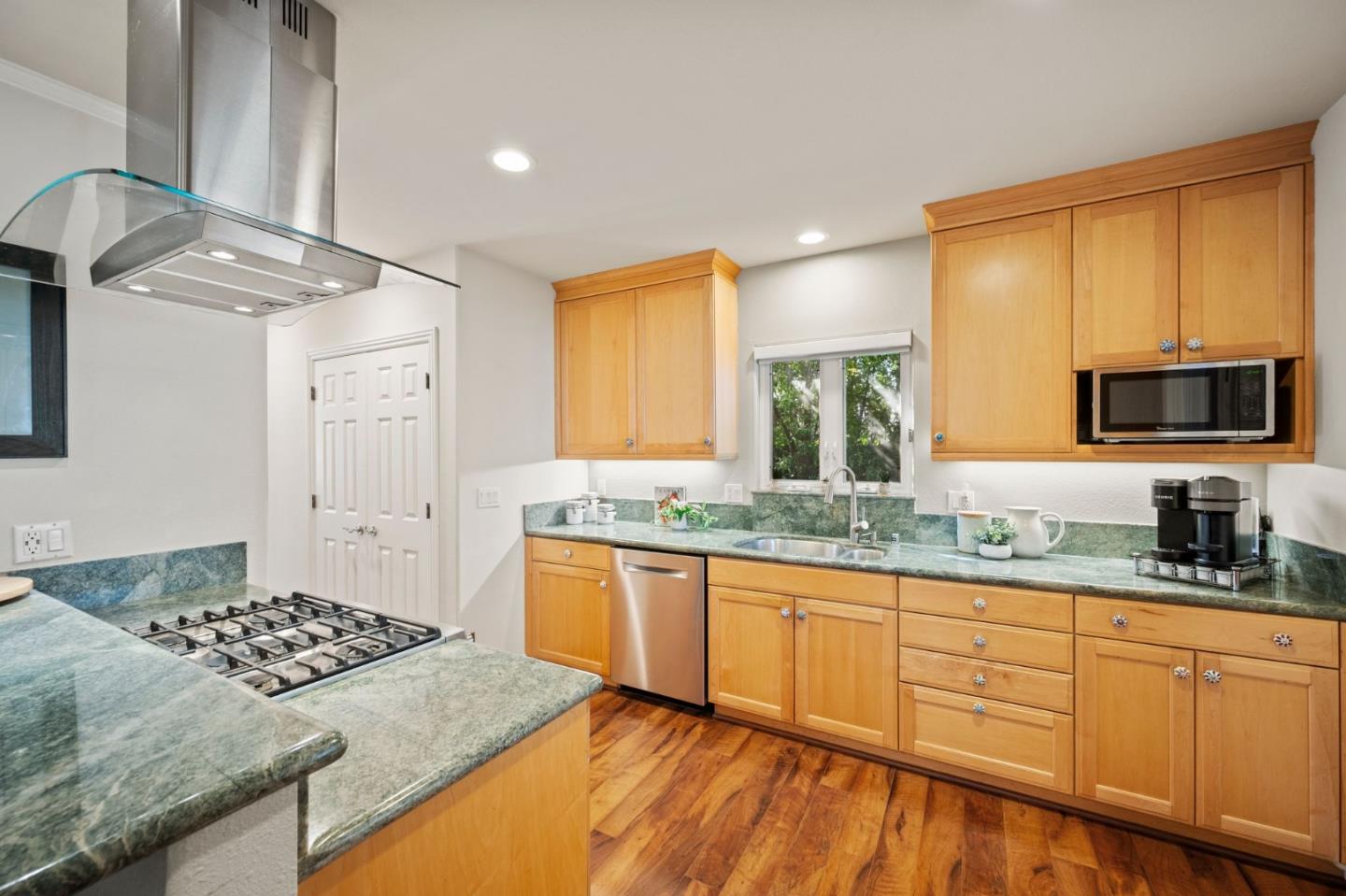 Detail Gallery Image 7 of 39 For 760 Partridge Ave, Menlo Park,  CA 94025 - 3 Beds | 2/1 Baths