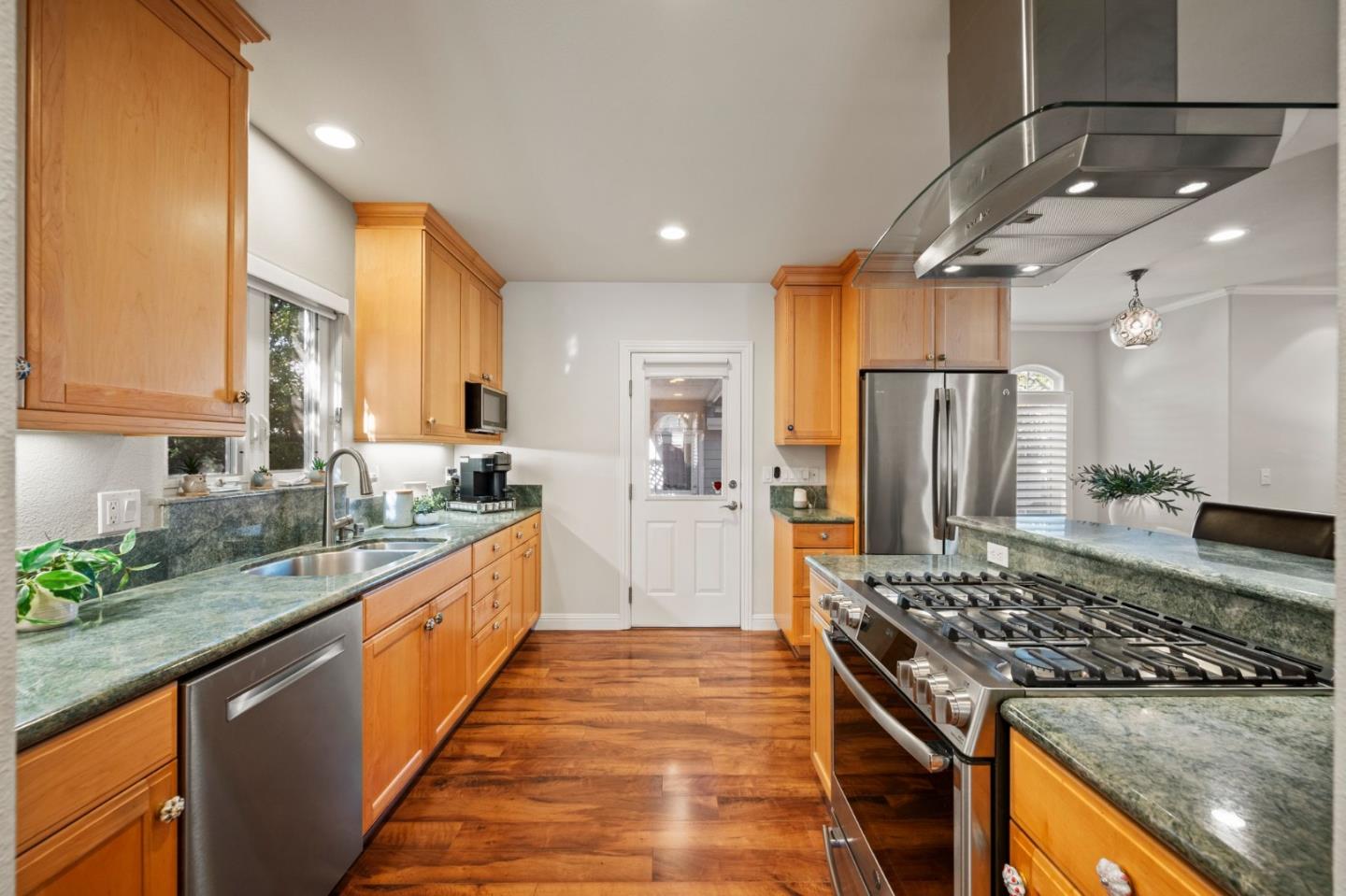 Detail Gallery Image 8 of 39 For 760 Partridge Ave, Menlo Park,  CA 94025 - 3 Beds | 2/1 Baths