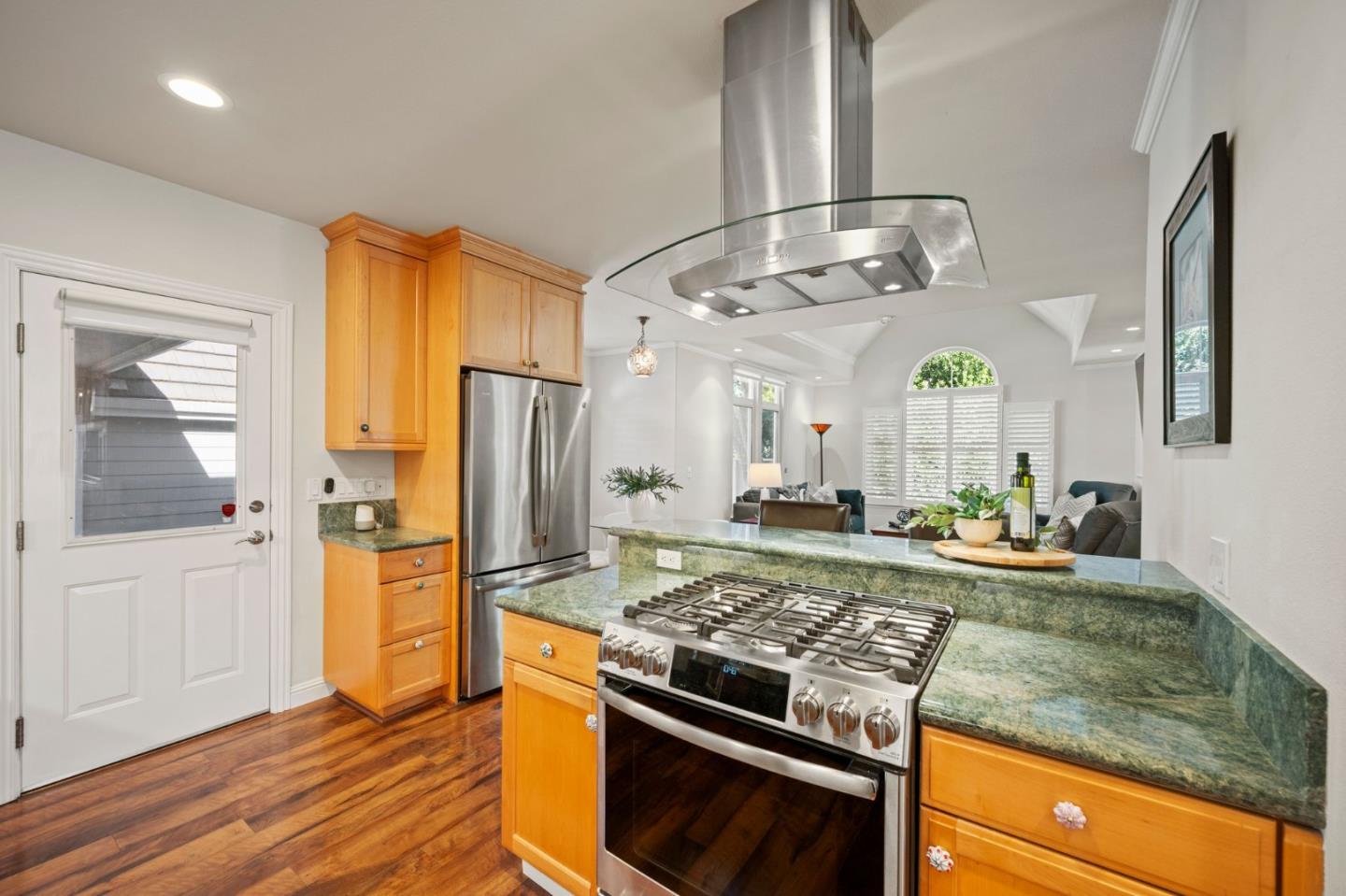 Detail Gallery Image 9 of 39 For 760 Partridge Ave, Menlo Park,  CA 94025 - 3 Beds | 2/1 Baths