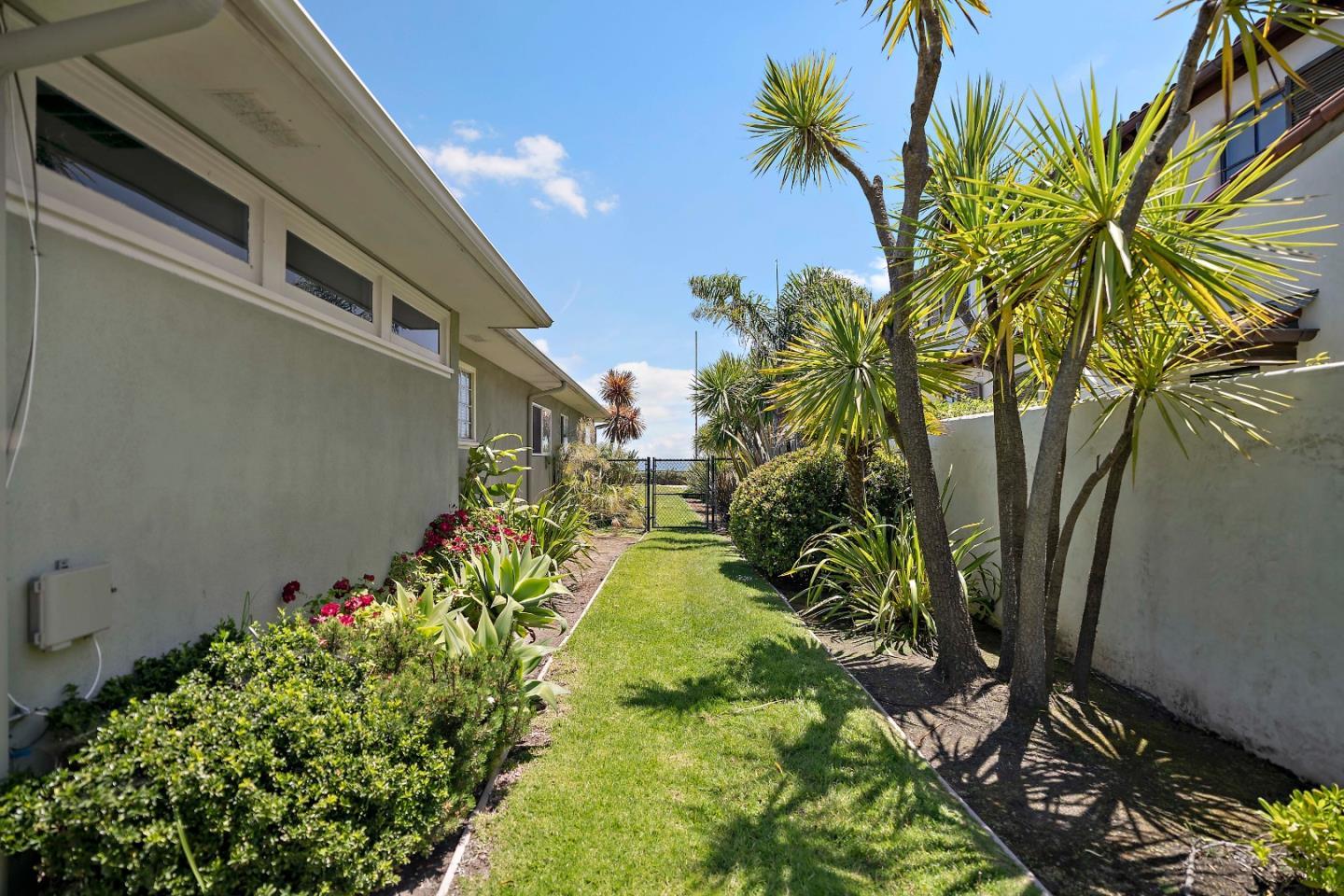 Detail Gallery Image 6 of 69 For 4120 Opal Cliff Dr, Santa Cruz,  CA 95062 - 3 Beds | 2/1 Baths