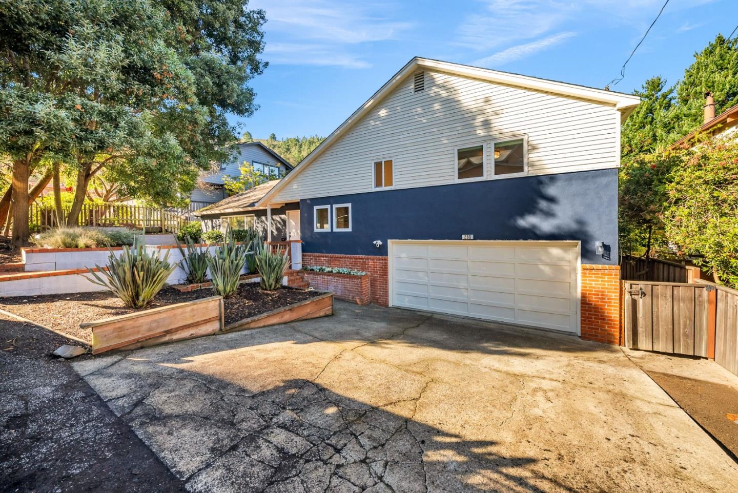 Detail Gallery Image 2 of 33 For 280 Angelita, Pacifica,  CA 94044 - 3 Beds | 3 Baths