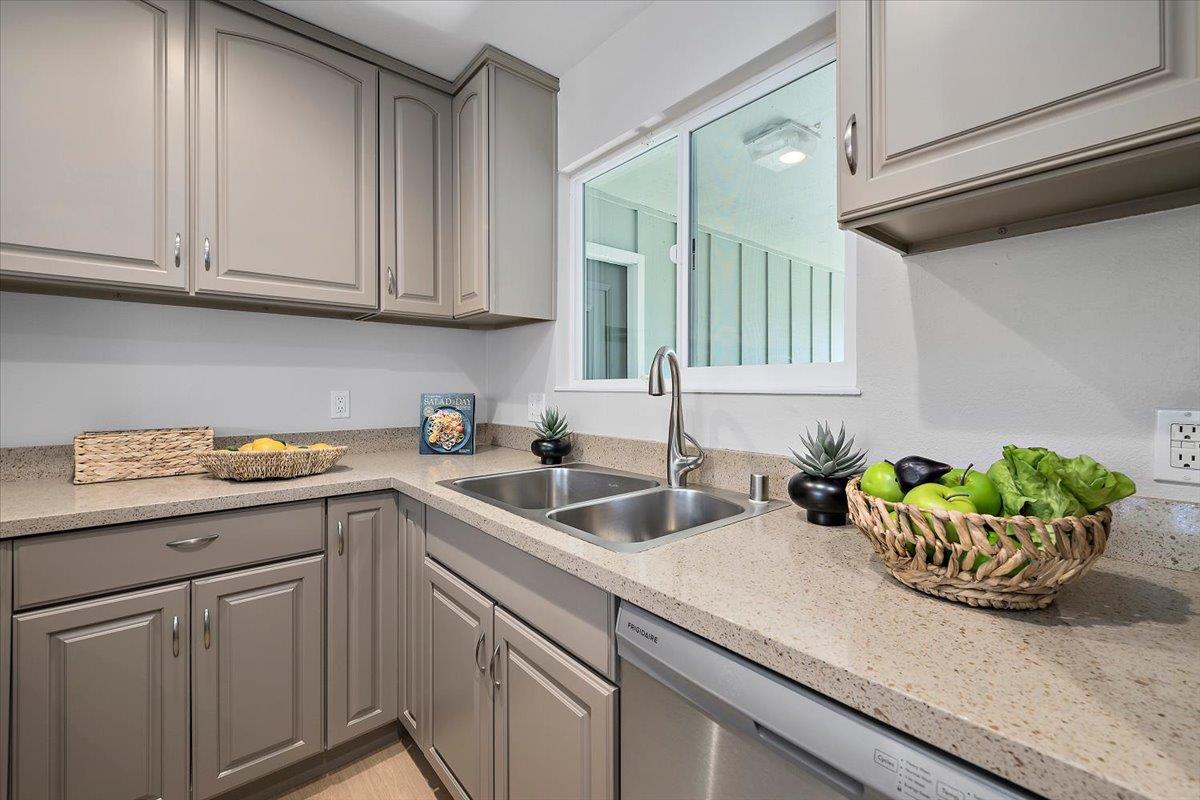 Detail Gallery Image 4 of 16 For 1093 Reed Ave #C,  Sunnyvale,  CA 94086 - 2 Beds | 1 Baths