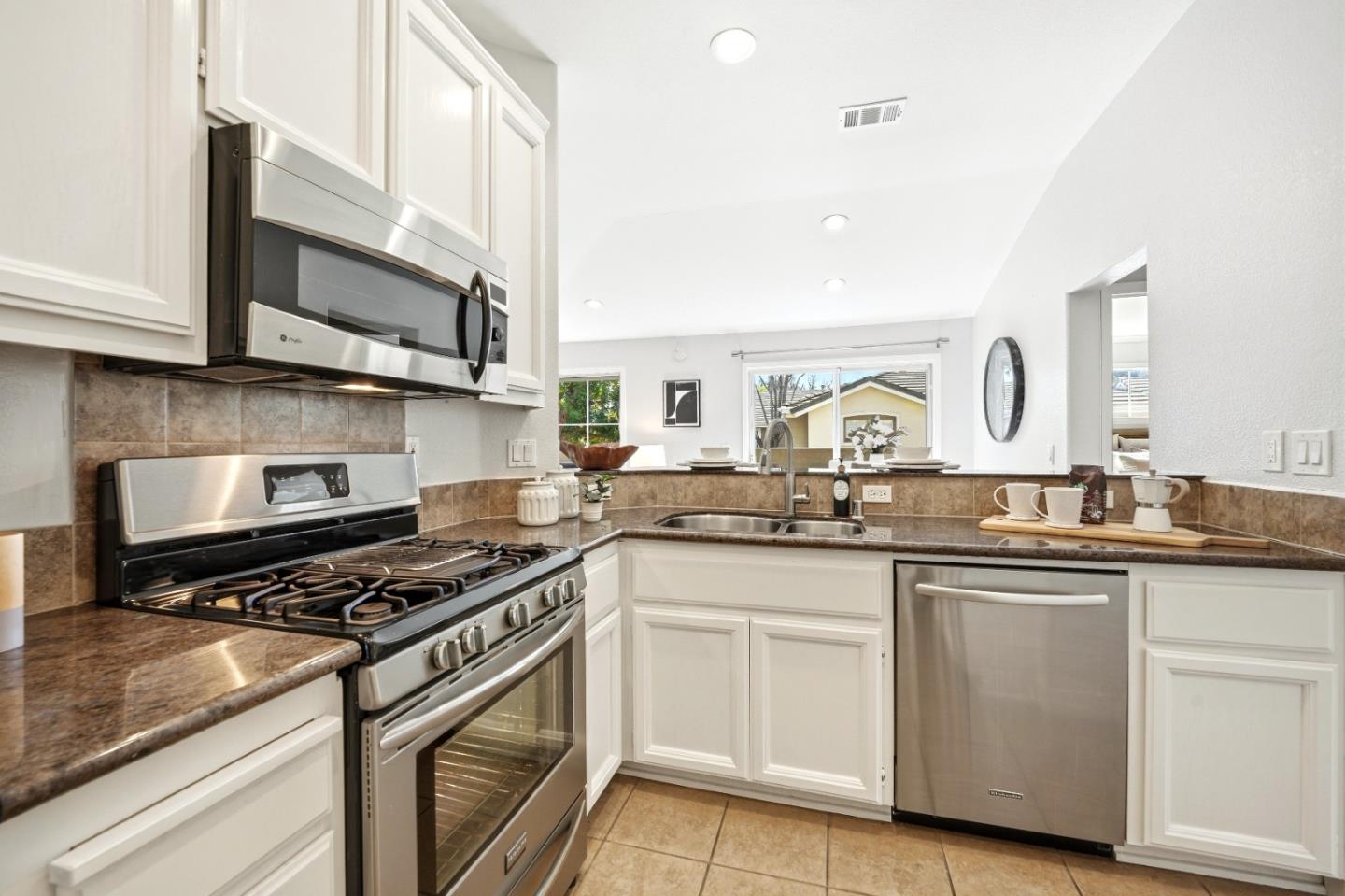 Detail Gallery Image 6 of 30 For 327 Oleander Dr, San Jose,  CA 95123 - 2 Beds | 2 Baths