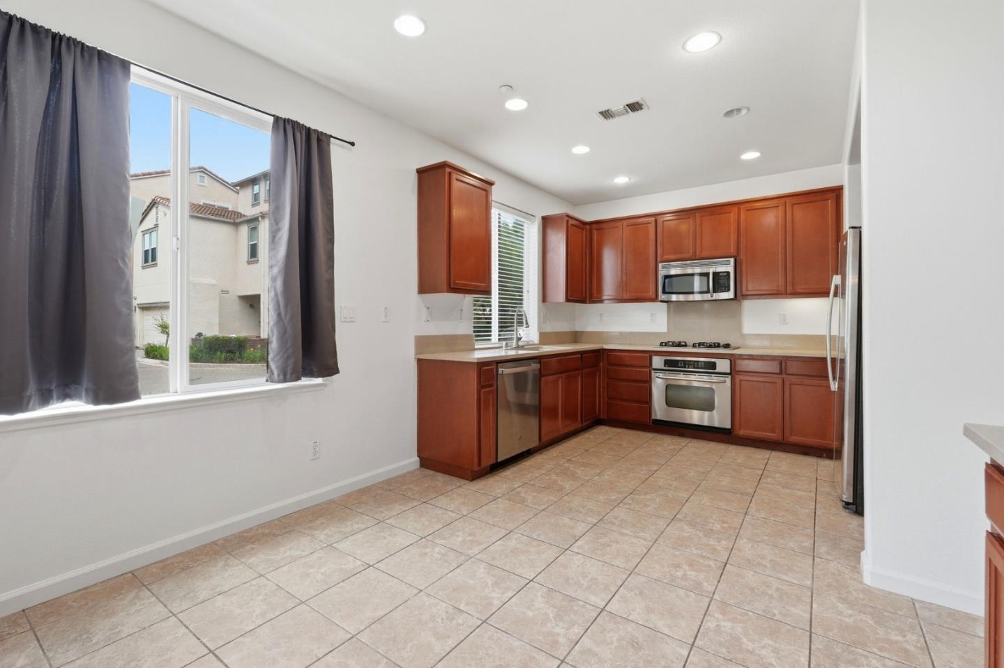 Detail Gallery Image 4 of 41 For 1121 Andreas Ln, Tracy,  CA 95376 - 4 Beds | 2/1 Baths