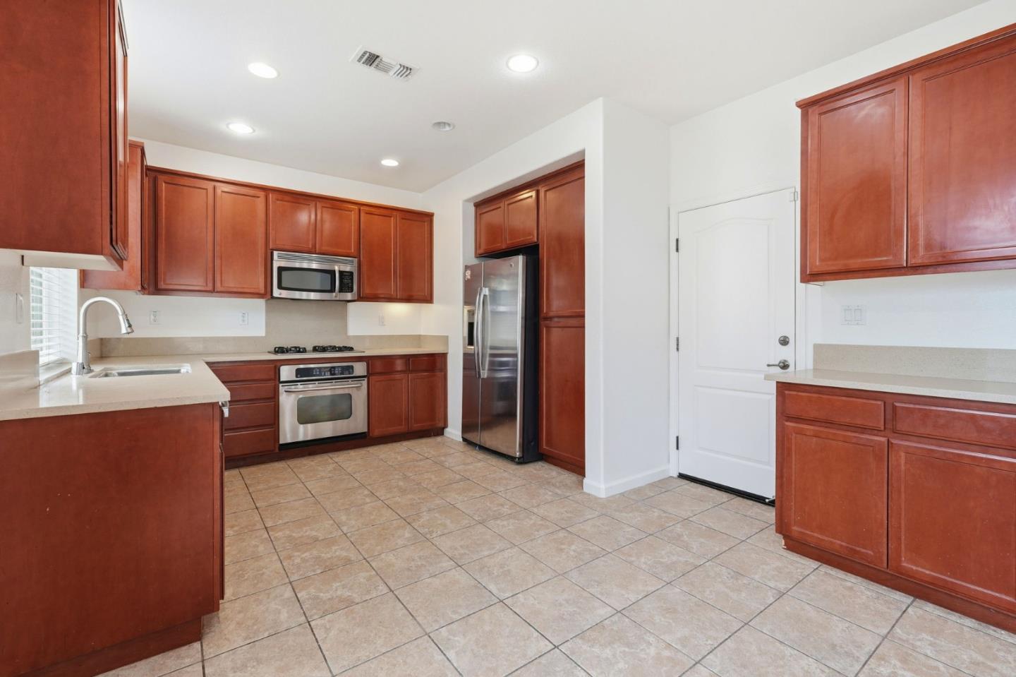 Detail Gallery Image 5 of 41 For 1121 Andreas Ln, Tracy,  CA 95376 - 4 Beds | 2/1 Baths