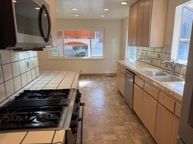 Detail Gallery Image 16 of 40 For 1102 Everglades, Pacifica,  CA 94044 - 4 Beds | 3 Baths