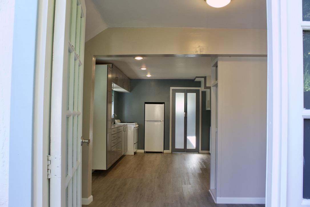 Detail Gallery Image 3 of 10 For 84 El Vanada Rd #B,  Redwood City,  CA 94062 - 1 Beds | 1 Baths