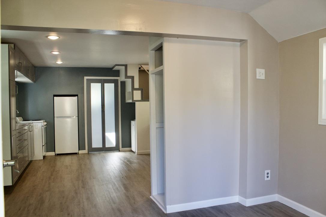 Detail Gallery Image 4 of 10 For 84 El Vanada Rd #B,  Redwood City,  CA 94062 - 1 Beds | 1 Baths