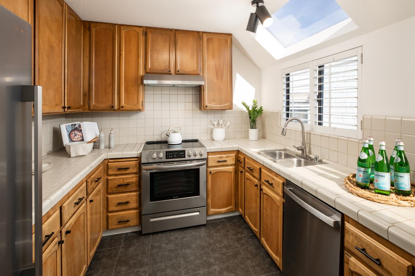 Detail Gallery Image 18 of 41 For 1651 Taylor Ln, Santa Cruz,  CA 95062 - 2 Beds | 2 Baths