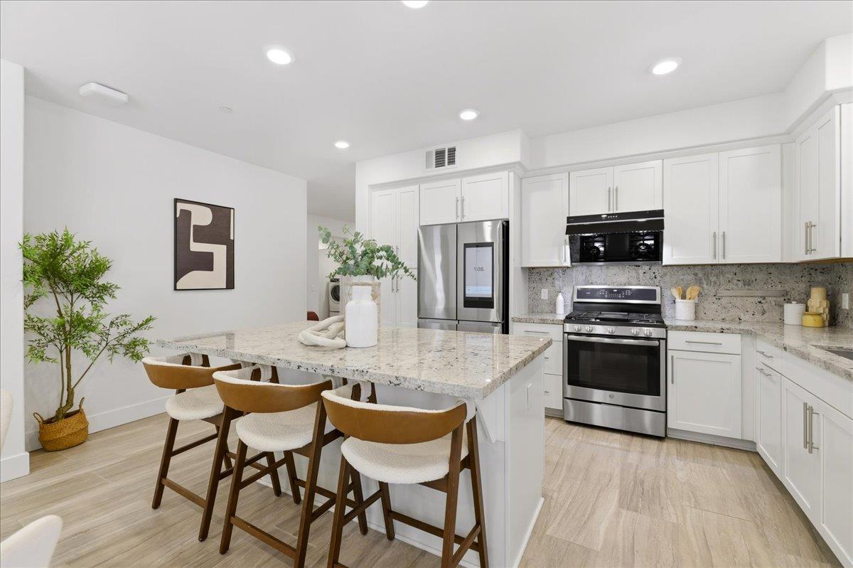 Detail Gallery Image 11 of 52 For 370 Riesling Ave #20,  Milpitas,  CA 95035 - 3 Beds | 2/1 Baths