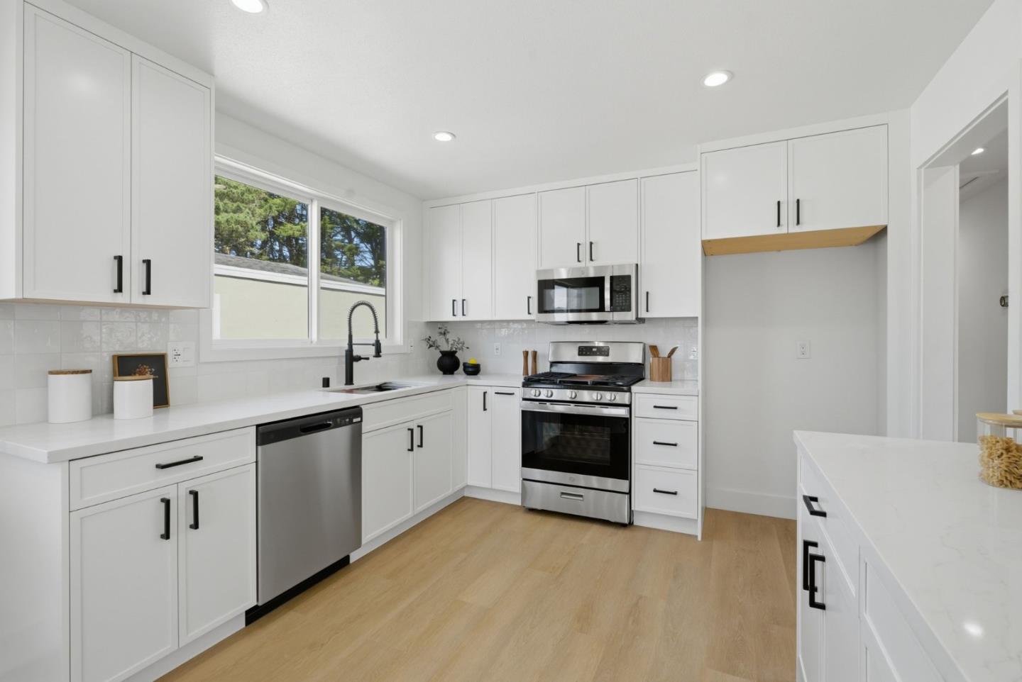 Detail Gallery Image 15 of 77 For 249 Gateway Dr, Pacifica,  CA 94044 - 5 Beds | 3 Baths