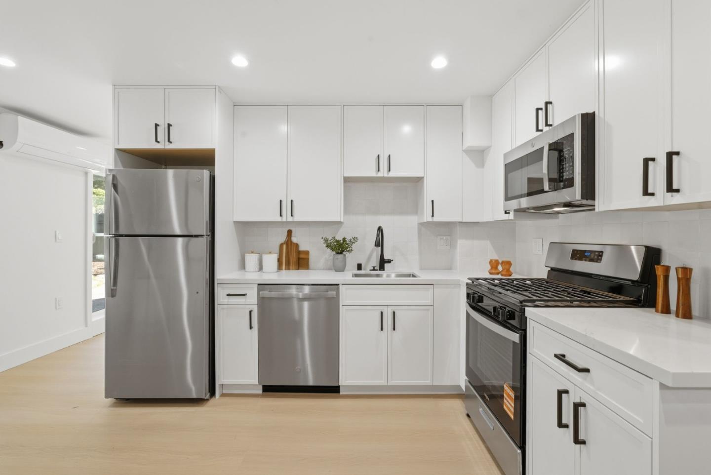 Detail Gallery Image 20 of 77 For 249 Gateway Dr, Pacifica,  CA 94044 - 5 Beds | 3 Baths