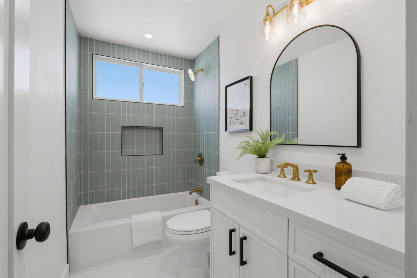 Detail Gallery Image 37 of 77 For 249 Gateway Dr, Pacifica,  CA 94044 - 5 Beds | 3 Baths