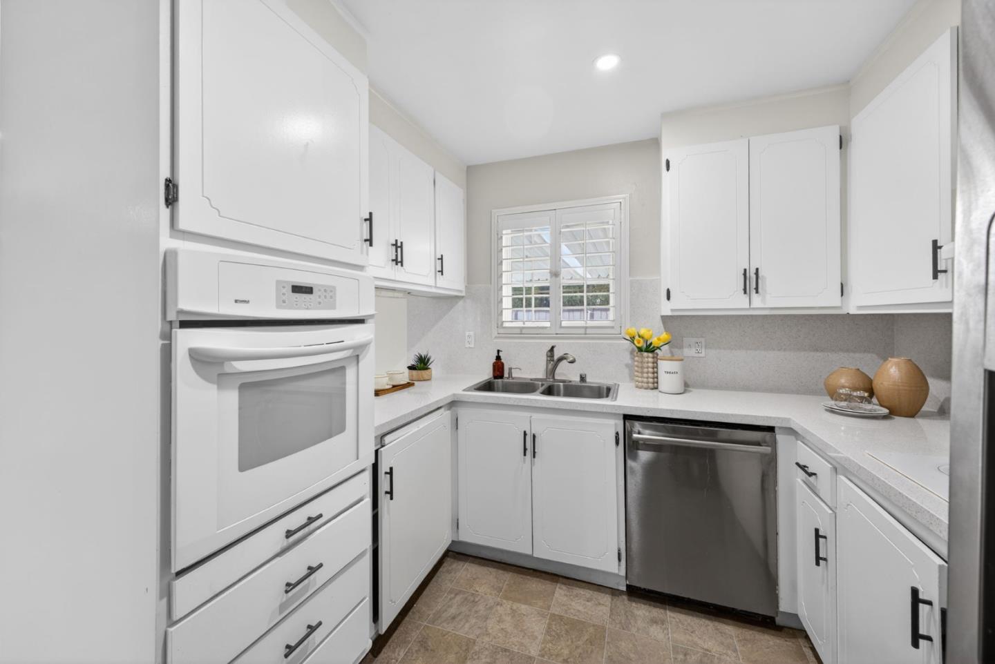 Detail Gallery Image 12 of 33 For 1880 Dove Way, Hayward,  CA 94545 - 3 Beds | 1 Baths