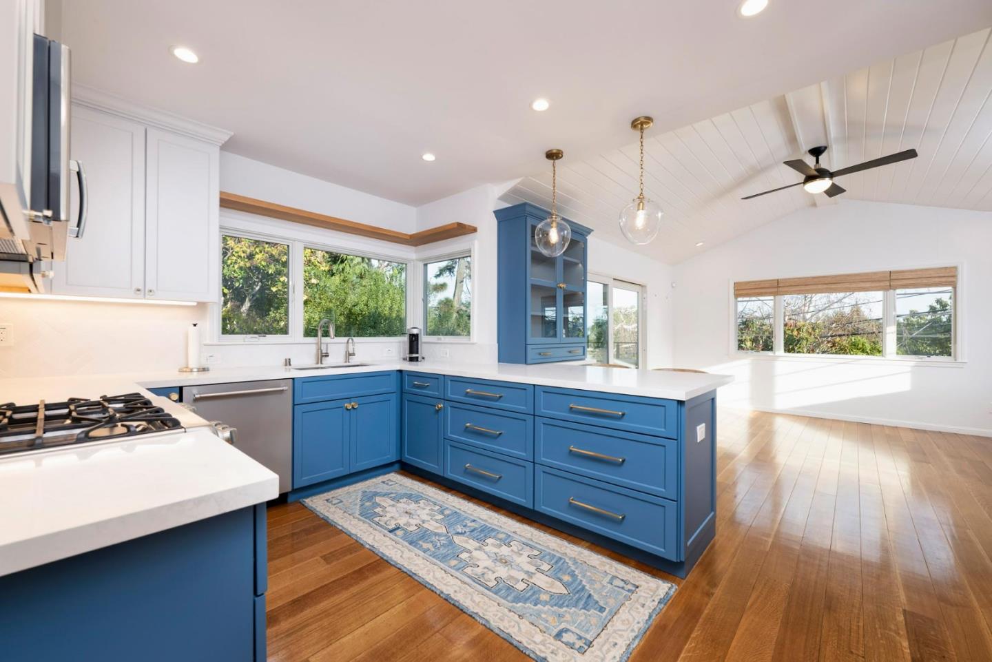 Detail Gallery Image 3 of 5 For 815 Harvard Rd, San Mateo,  CA 94402 - 3 Beds | 3 Baths