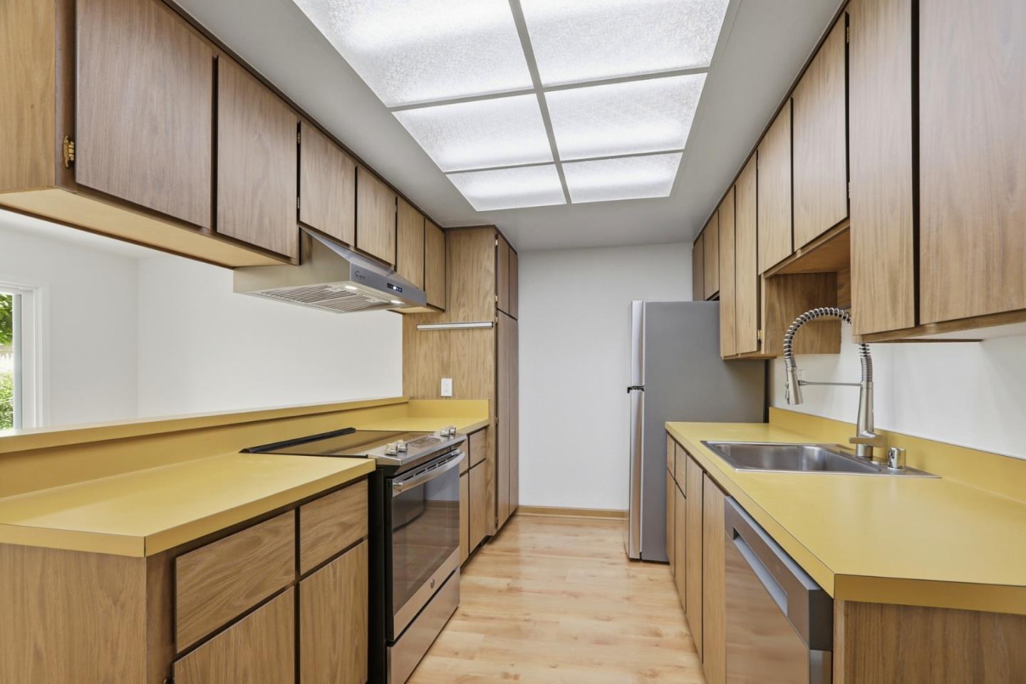 Detail Gallery Image 5 of 27 For 1249 Crescent Ter, Sunnyvale,  CA 94087 - 2 Beds | 2/1 Baths