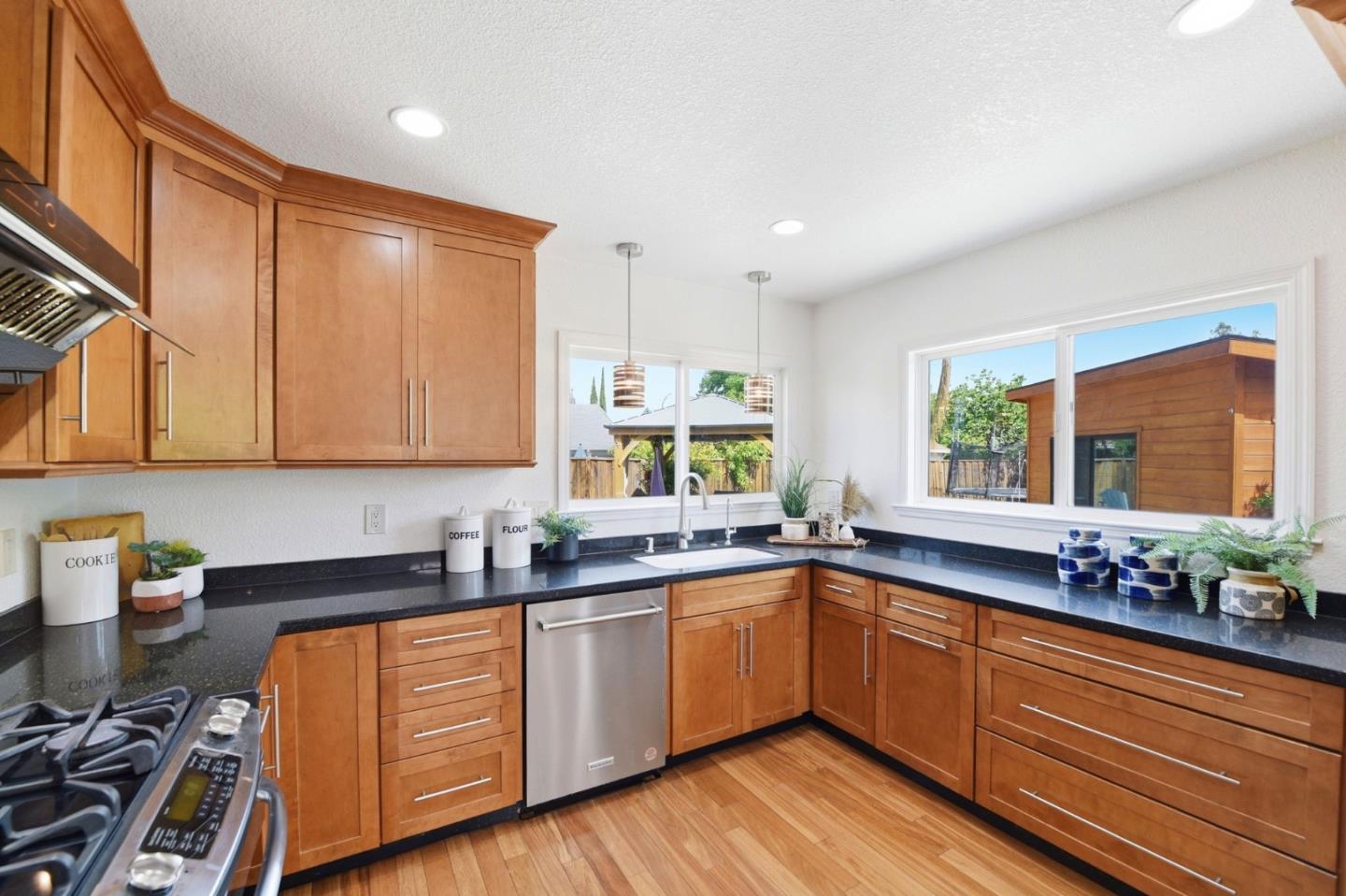 Detail Gallery Image 9 of 35 For 4487 Britwell Ct, San Jose,  CA 95136 - 5 Beds | 2/1 Baths