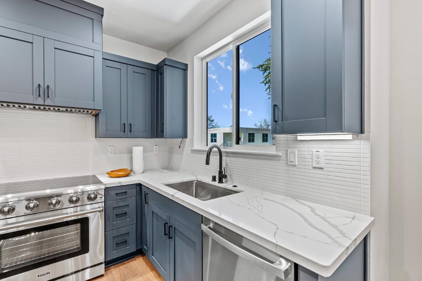 Detail Gallery Image 12 of 19 For 943 Woodside Rd, Redwood City,  CA 94061 - 4 Beds | 4 Baths